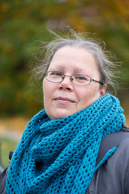 Monica Heinakroon har gjort som alla säger att man ska: utbildat sig. Det är ingen merit när hon söker jobb som vaktmästare. – Nu får jag höra att jag är överkvalificerad, säger hon. Foto: Fredrik Sandberg