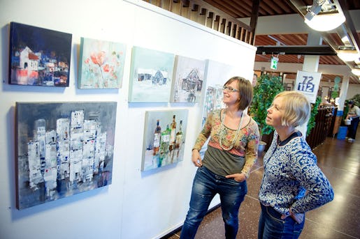 – Hon är jäkligt duktig. Speciellt när vi vet hur svårt akvarell är, säger Anna Östlund, till höger, och Karin Hoppe Storck håller med, när de visar Morakonstnären Annette Backmans verk i personalmatsalen Blå lådan. Foto: Ulf Palm