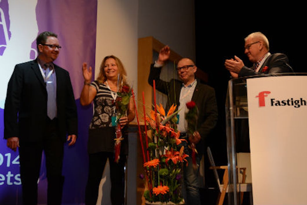 Avgående ordförande Hans Öhlund applåderar nya förbundsledningen.