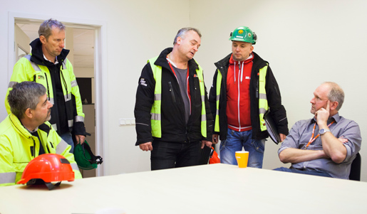 Facket diskuterar missförhållanden på bygget av Telias nya huvudkontor i Solna med byggföretagets Peabs avtalssamordnare. Det är Byggnads ombudsman Christer Strömberg, Jan Öberg från Målarettan, Byggnads ombudsmän Göran Sporsén och Andrzej Stamirowski. som pratar med Thomas Nordqvist från Peab. Foto: Robin Haldert