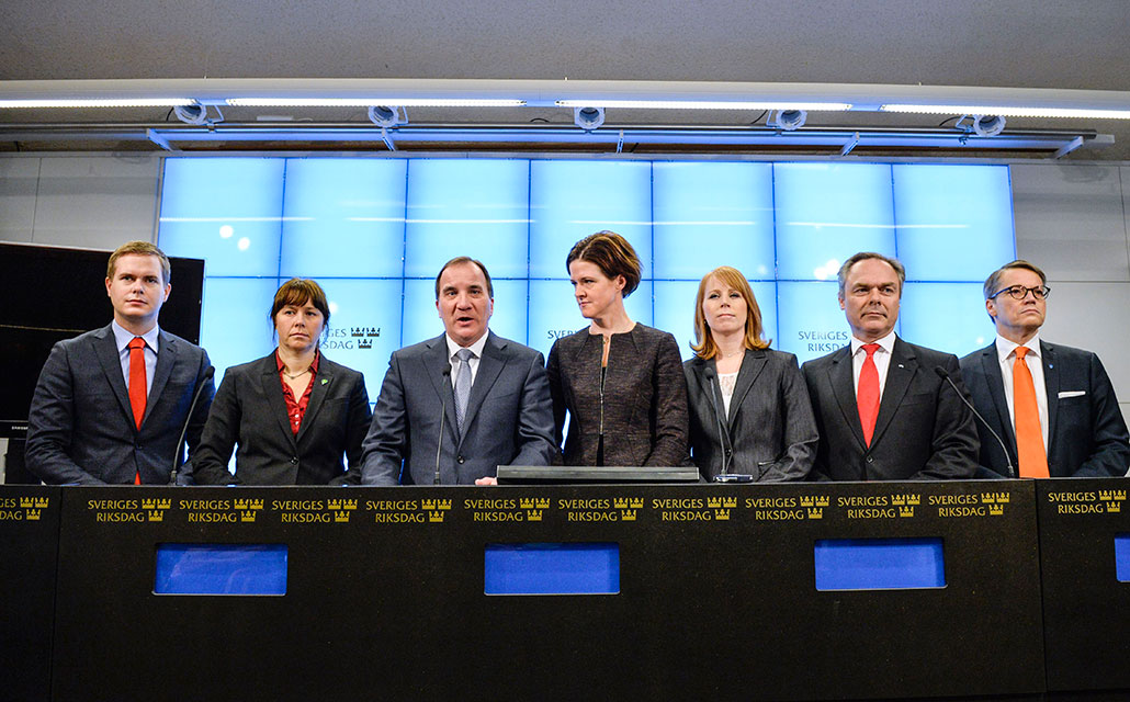 Miljöpartiets språkrör Gustav Fridolin, Miljöpartiets språkrör Åsa Romson, statsminister Stefan Löfven, Moderaternas Anna Kinberg Batra, Centerpartiledaren Annie Lööf, Folkpartiledaren Jan Björklund och Kristdemokratledaren Göran Hägglund vid lördagens pressträff i Riksdagen i Stockholm gällande extravalet. Foto: Henrik Montgomery