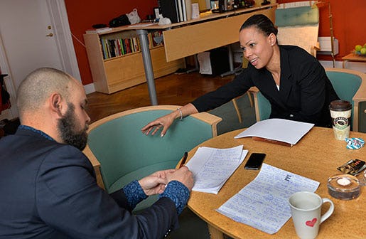 – Att säkerställa att vi har ett fritt kulturliv och sedan skapa tillgänglighet och möjlighet för människor att ta del av kulturen, det motverkar klassamhället, säger Alice Bah Kuhnke till Daniel Suhonen. Foto: Anders Wiklund