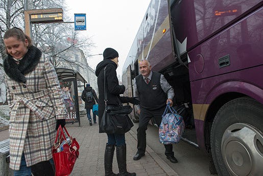 Vid första hållplatsen i Tartu stiger passagerare som ska till universitetet ur. Evald Lass letar upp rätt bagage och delar ut det. Foto: Börge Nilsson/Textra