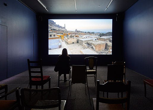 Hala Elkoussys videoverk In Search of a City (in the papers of Sein) kan ses på Bonniers konsthall – som numera har fri entré. Foto: Per Kristiansen / Bonniers konsthall