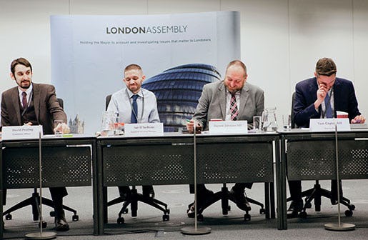 Darren Johnson, Green party (tredje från vänster) försöker lyfta bostadskrisen bland nationella politiker men får klent gensvar. Foto: Åsa Westerlund