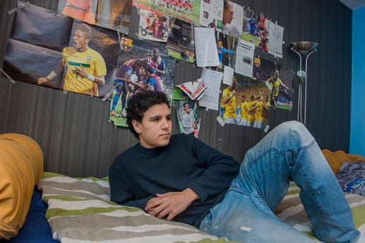 Hemma i sovrummet har Jonas El Marghichi nått Europaeliten i spelet League of Legends. Men ett jobb som elektriker har varit svårare att uppnå. Foto: Jonas Ekströmer