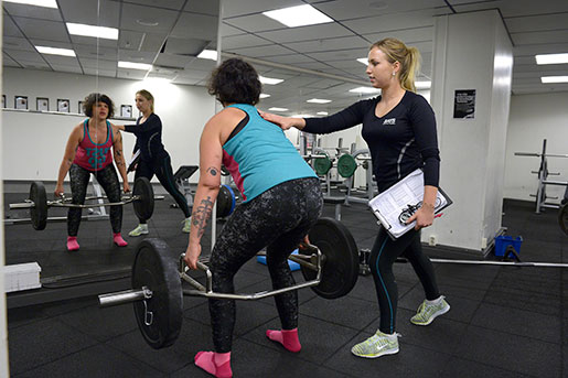 Julia Månsson instruerar Sannah Salameh. Foto: Janerik Henriksson