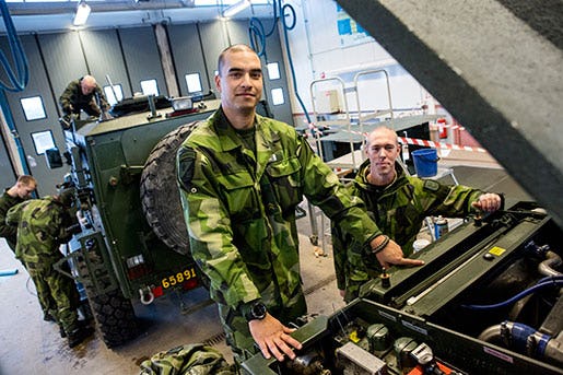 Soldaterna på Livgardet sköter underhållet av sina terrängbilar. Militärerna James och Andreas säger att kamratskapen är viktig i soldatlivet. Foto: Christine Olsson