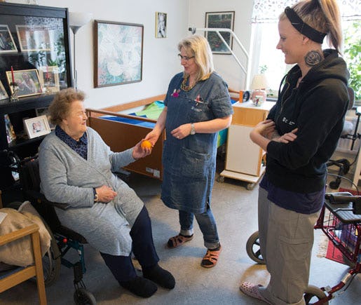 Undersköterskorna Carina Dahl och Stina Magnusson-Otter gläds åt nya arbetsscheman på Svartedalens äldreboende. Här umgås de med brukaren Ingrid Karlsson på hennes rum. Foto: Björn Larsson Rosvall