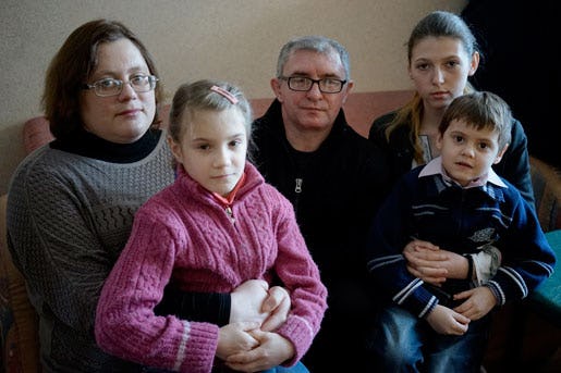 Irina och Andrej Chebotarova tar en dag i taget. Fem av barnen är på dagis, Miroslava, Dasha och Jeógenis är med och träffar Arbetet. Foto: Ivan Chernichkin