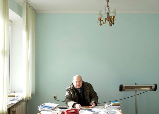 Ivan Borysov på sitt arbetsrum på cementfabriken. Foto: Ivan Chernichkin