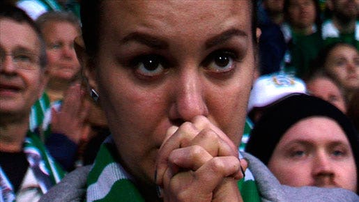 Kajsa ber för att Bajen ska vara starkt just i dag. Ur Vi är bäst ändå. Foto: Andreas Bjunér © Mammut kultur