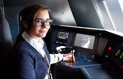 – Det är fruktansvärt roligt att köra, säger Amanda Artursson, som kör fram tåget på Stockholms central. Jag förstår inte varför inte fler tjejer blir lokförare. Foto: Anders Wiklund