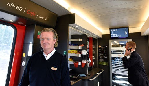 Bengt Bräda och Andreas Svensson hjälps åt i kaféet, där en känd kock har välsignat menyn. Rostbiffmackorna tar slut i Skövde, rapporterar Andreas. Foto: Anders Wiklund