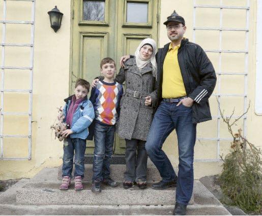 Familjen Alhalaq: Mamma Aamer Zeino, pappa Abdalmanan, sönerna Abdulla, 4 år, och Walaa, 10 år. Foto: Fredrik Sandberg