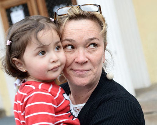 Åsa Dufbäck tillsammans med lilla Haneen Alsabae från Homs i Syrien. Foto: Fredrik Sandberg