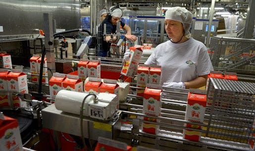 Helena Andersson letar efter läckage och provsmakar grädden. Foto: Janerik Henriksson