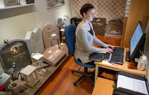 Josefine Vallströms kontorsmiljö liknar inte andras. Foto: Johan Gunséus