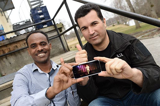 Smartphones är bra till mycket – till exempel kan man lära sig svenska med hjälp av dem, berättar