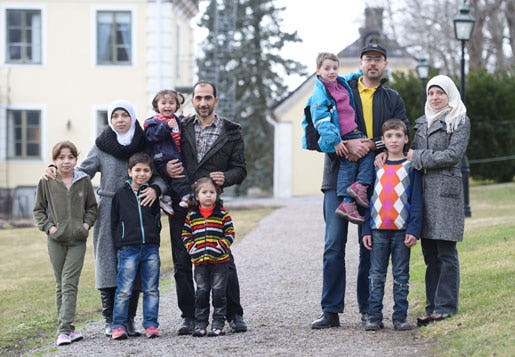 Varför får man inte börja lära sig svenska i väntan på uppehållstillstånd? Obegripligt, tyckte familjerna Alsabae och Alhalaq från Syrien, som Arbetet träffade för några veckor sedan i uppländska Skebobruk. Nu lovar statsministern svenskundervisning på asylboendena. Foto: Fredrik Sandberg