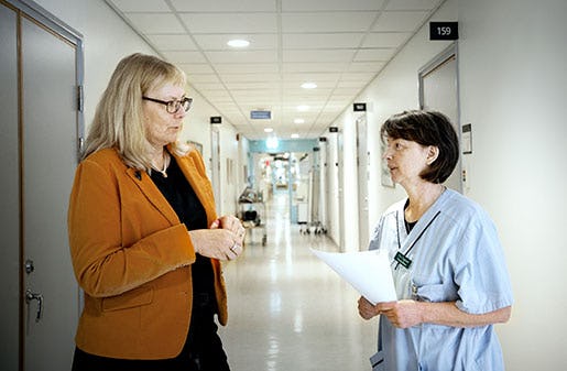 – Jag skulle aldrig klara att arbeta som ordinarie läkare på vårdcentralen just nu säger Eva Fuglstad, den enda fast anställda läkaren. Hon har gått ner i arbetstid och fått en specialanpassad tjänst, eftersom hon blev sjuk av stress när en efter en av de andra läkarna slutade. Foto: Pavel Koubek