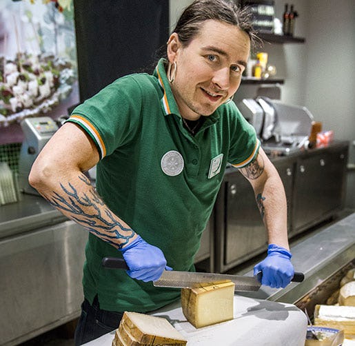 David Athle fixar i ostdisken. Foto: Claudio Bresciani