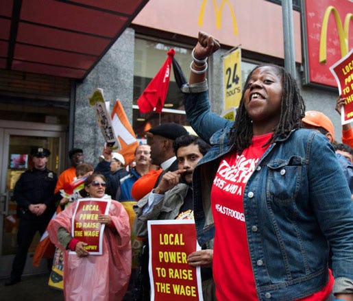 –Det är dags för en förändring. Naquasia LeGrand protesterar med andra snabbmatsanställda utanför McDonald’s huvudkontor. Foto: Fight for $15