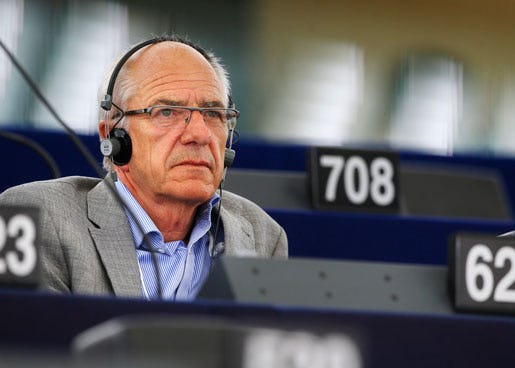 Lyssnar på rörelsen? Olle Ludvigsson (S) har djupa rötter i facket och är ute på arbetsplatsmöten nästan varje vecka för att behålla kontakten med människor på verkstadsgolvet. Foto: Fredrik Persson