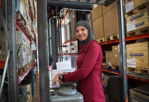 Mevlida Curkic testar elcentraler och kör truck. Sedan två år bär hon slöja, men hon har aldrig upplevt diskriminering på jobbet. Foto: Anna Hållams