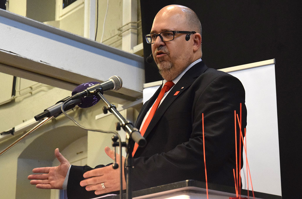 LO-ordföranden Karl-Petter Thorwaldsson talar på Kårhuset i Norrköping på första maj. Foto: Lars Larsson
