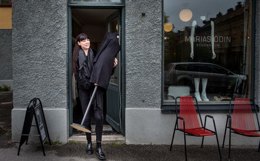 Tajta prästkläder i trikå, som klänningen Maria Sjödin bär på, är en efterlängtad mordernisering. Foto: Nora Lorek