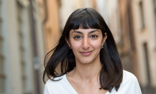 Vi som inte tillhör normen måste våga ta plats, förstå att ”Jag är kompetent, jag kan, jag behövs i de här rummen,” förklarar Seher Yilmaz. Men mest handlar det om att de som tillhör normen inser att de måste maka på sig. Foto: Maja Suslin