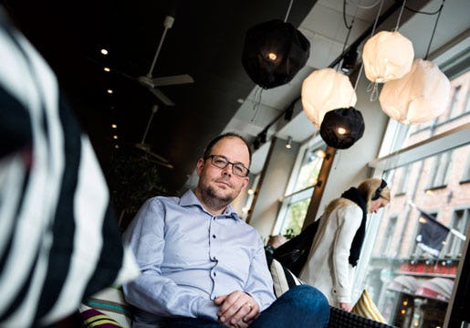 Vissa skillnader är ofrånkomliga. Men ojämlikhet i samhället kan bara berättigas om lägstanivån hålls så hög som det bara är möjligt, anser filosofen Lars Lindblom - ett resonemang han baserar på sin favoritfilosof John Rawls idéer. Foto: Pontus Lundahl