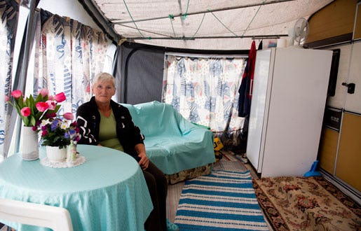 Wanda Dilc, 64-årig jordgubbsplockare från Polen, bor i husvagn och har inga klagomål på lönen. Foto: Rickard Nilsson