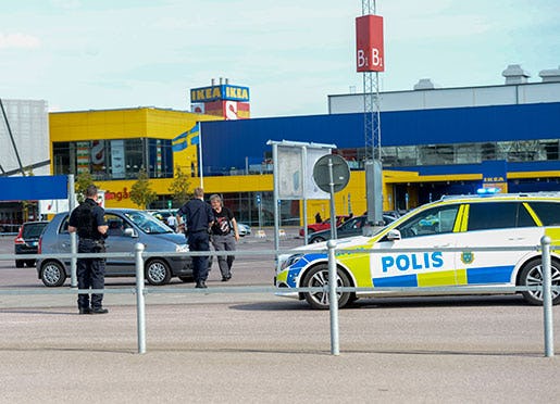 Två personer är döda efter en knivattack på varuhuset Ikea i Västerås. Samtidigt opereras ett tredje offer akut. Foto: Fredrik Sandberg