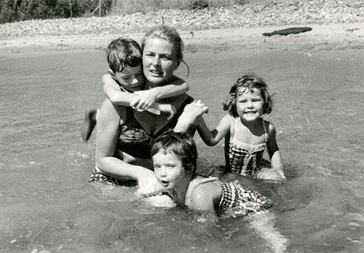 Ingrid Bergman med de tre barnen hon hade med Roberto Rossellini: Tvillingarna Isabella och Ingrid och sonen Robertino.