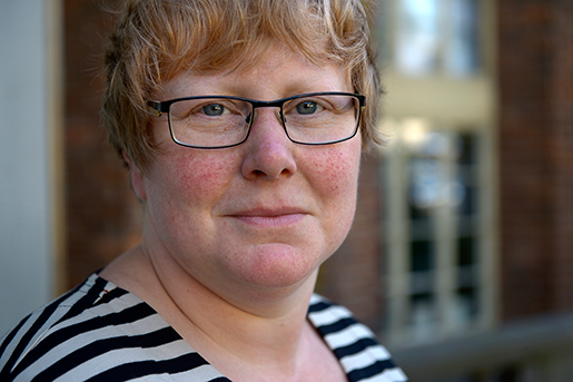 Någon som aldrig hittar sina nycklar, en annan som inte minns hemresan från jobbet, en tredje som inte sover. Det gäller att se upp med varningssignaler på stress, säger skyddsombudet och behandlingsassistenten Lowisa Anderzon. Ett slagsmål bland klienterna kan ge ett adrenalinpåslag som varar i flera dagar, trots att bråket känns överstökat. Foto: Janerik Henriksson