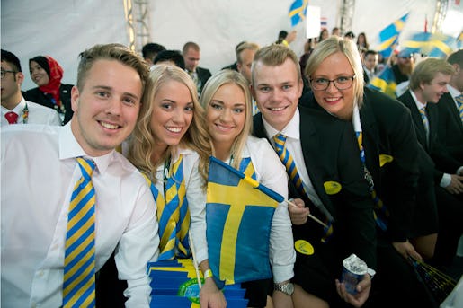 Ett glatt gäng minuterna före invigningen på Geraldo Josè de Almeida arenan. Daniel Carlberg Murare, Emmastina Dannered Hudterapeut , Patrik Eriksson VVS, Pernilla Moberg Frisör, Hanna Forsberg sevitris. Foto: Gunno Rask