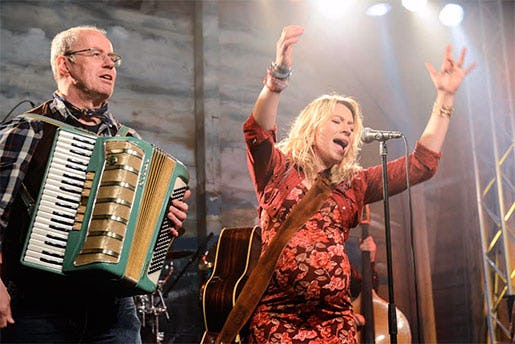 Frida Hallgrens Lena får åter kämpa mot jantelagen.