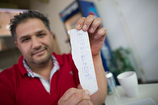 Allt fler och allt längre listor på pizzor köpta på kredit ligger hos pizzabagaren Halim Kavak i Gårdsten. Foto: Björn Larsson Rosvall