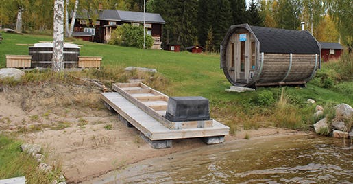 En bastu och en badtunna har byggts – utan bygglov – på den tomt som Bosse Hedin köpte sedan fritidsföreningen nekats förvärvstillstånd. Foto: Mattias Dahlgren