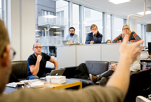 Morgonmöte på Sydsvenskans nyhetsredaktion. Från soffan styr nyhetschefen Jonas Nyrén mötet som handlar om vad tidningen ska innehålla. Foto: Ola Torkelsson