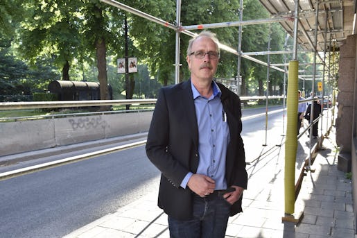 STOCKHOLM 2014-06-10 Sekos avtalssekreterare Valle Karlsson utanfˆr Arbetsgivarefˆreningen Almegas hus p Sturegatan 11 p tisdagen i Stockholm sedan hans delegation fÂtt ett nytt bud i den pÂgÂende avtalsstriden med varsel om utvidning av tÂgstrejk. Seko ‰r ett fˆrbund inom LO som organiserar bland andra anst‰lld i trafikfˆretag. Foto: Roger Vikstrˆm / TT kod 20020