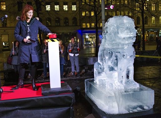 STOCKHOLM 20141104 Stockholms filmfestivals Git Scheynius invigde festivalen genom att t‰nda belysningen p tv iskonstverk av den kinesiske konstn‰ren Ai Weiwei, p Norrmalmstorg i Stockholm p tisdagskv‰llen. Foto: Claudio Bresciani / TT / Kod 10090