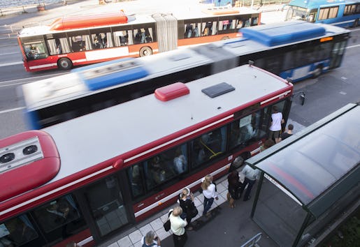 STOCKHOLM 20150818 Bussar och passagerare p bussterminalen vid Slussen i Stockholm Foto: Fredrik Sandberg / TT / Kod 10080