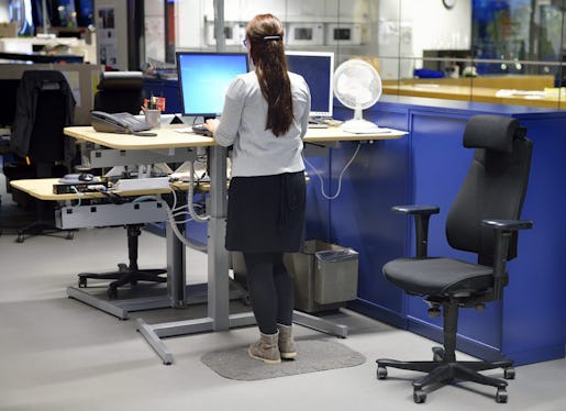 STOCKHOLM 20141017 En kvinna stÂr vid ett hˆj- och s‰nkbart skrivbord och jobbar Foto: Henrik Montgomery / TT / kod: 10060