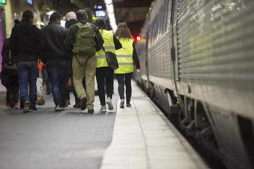 STOCKHOLM 20151014 Personal frÂn polis, migrationsverket och frivilligorganisationer mˆter upp tÂget som anl‰nder till Stockholm frÂn Malmˆ/Kˆpenhamn. Varje timme kommer nya skaror med flyktingar med detta tÂg. De nyanl‰nda hj‰lps med mat, medicin och registrering. Foto: Fredrik Sandberg / TT / Kod 10080