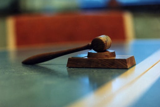 ©SCANPIX SWEDEN, 2000-10-10. Domarklubba. Beslut, r‰ttsskipning, dom. Ordfˆrande-klubba. Foto: Ulf Berglund/SCANPIX Code: 20262