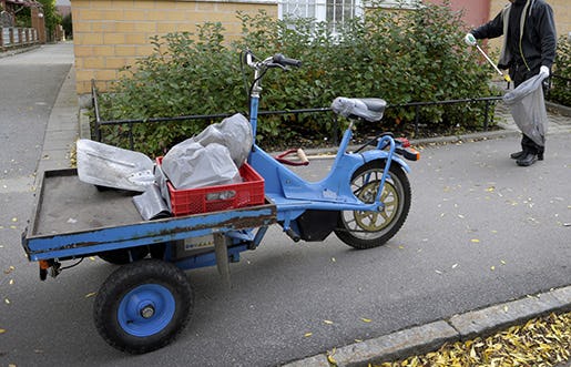 STOCKHOLM 20100923 Fathi Arwina samlar skr‰p med sin moppe. Tidigare var han engelskl‰rare i Libyen men nu jobbar han Ât det sociala fˆretaget Fittja drift och underhÂll som bland annat ‰gnar sig Ât fastighetsskˆtsel och som har som aff‰rsidÈ att ge unga invandrare utan arbetslivserfarenhet jobb. Foto: Janerik Henriksson / SCANPIX / Kod 10010