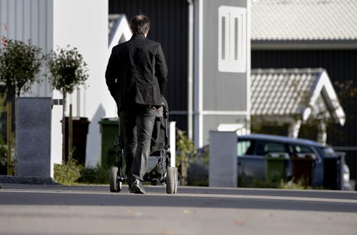 STOCKHOLM 20121008 En fˆr‰ldraledig man p promenad med sin barnvagn i ett nybyggt bostadsomrÂde Foto: Pontus Lundahl / SCANPIX / kod 10150